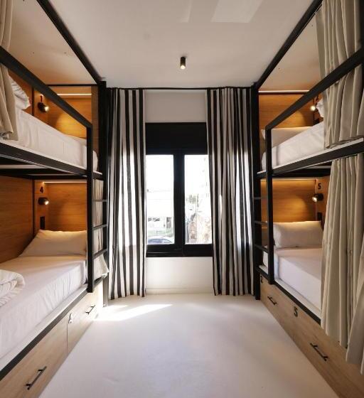 فندق Black And White Hostel Palamós