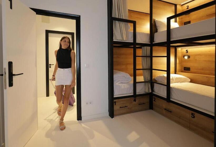 فندق Black And White Hostel Palamós