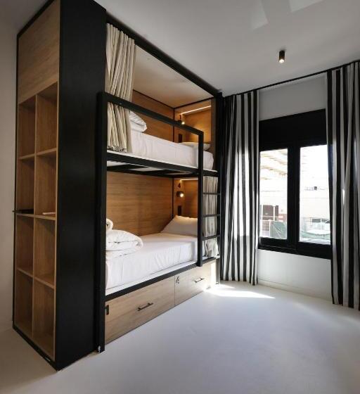 فندق Black And White Hostel Palamós