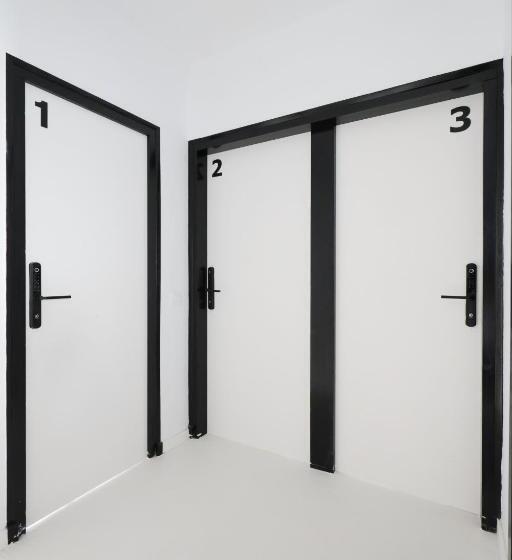 فندق Black And White Hostel Palamós