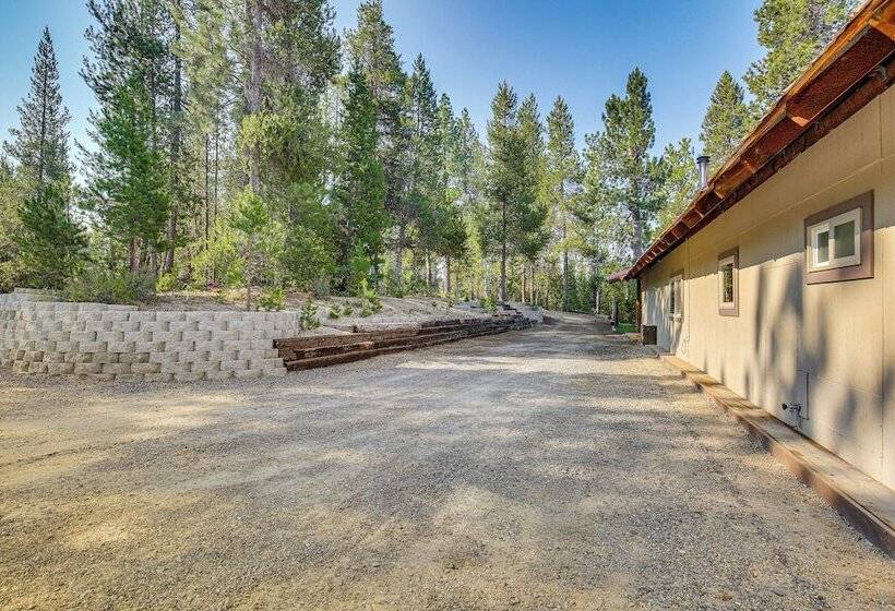 Woodsy Cabin Retreat ~ 4 Mi To Crescent Lake!