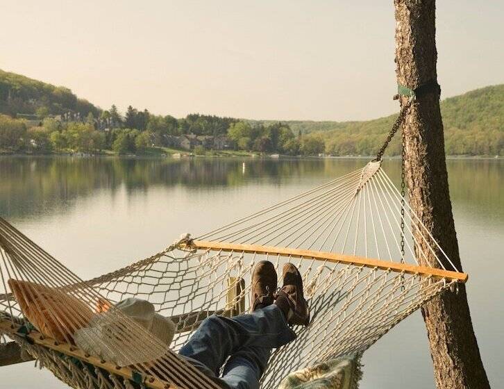 تختخواب و صبحانه Lake Pointe Inn