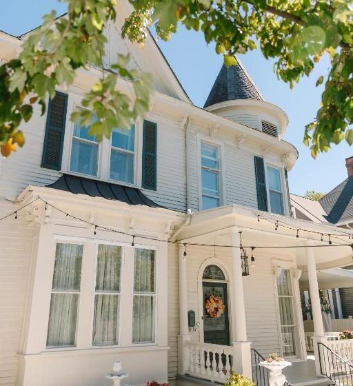 تختخواب و صبحانه Stanley House Inn