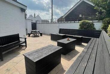 تختخواب و صبحانه The Six Bells