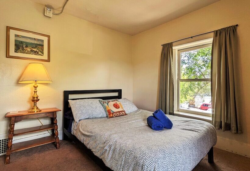 Bunk & Brew Historic Lucas House  Hostel