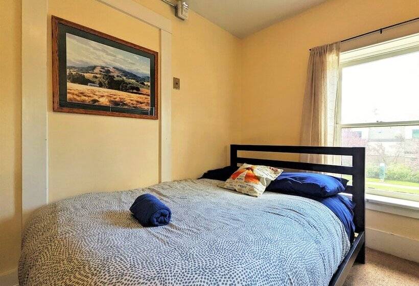 Bunk & Brew Historic Lucas House  Hostel