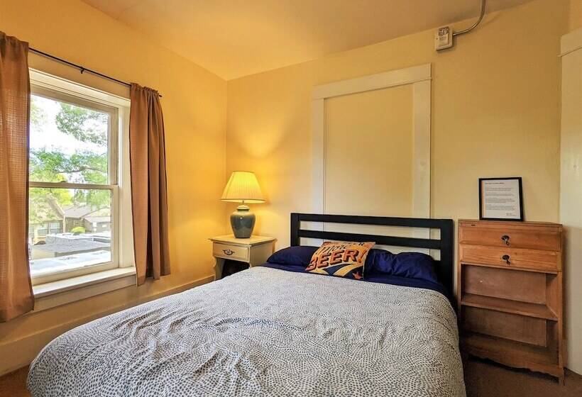 Bunk & Brew Historic Lucas House  Hostel