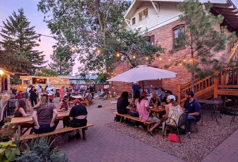Bunk & Brew Historic Lucas House  Hostel
