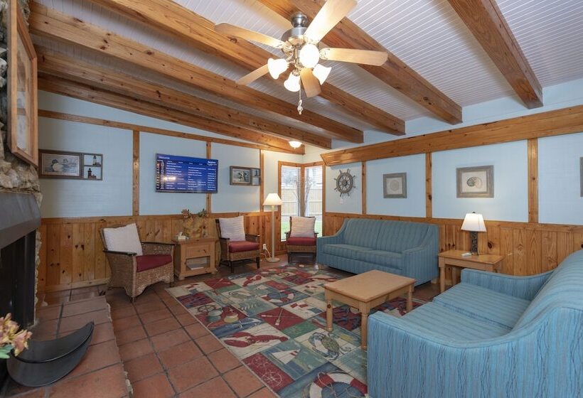 Pelican Bay Resort