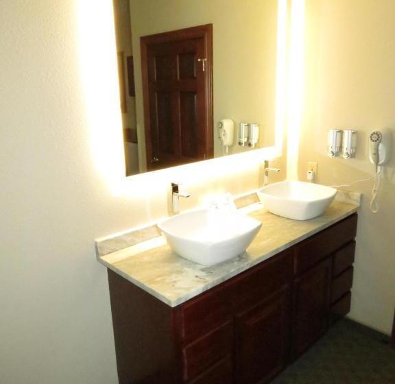 Edgewater Hotel And Suites