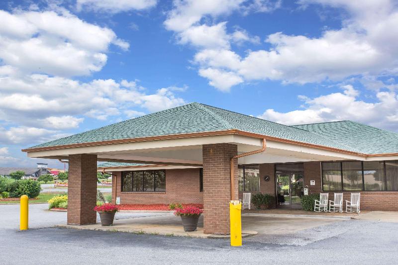 هتل Quality Inn Near Speedway