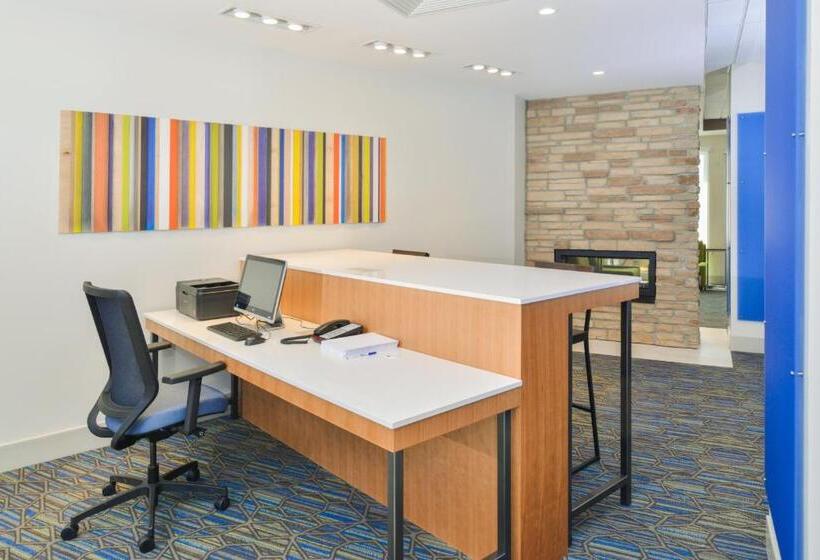 هتل Holiday Inn Express & Suites   Chadron, An Ihg