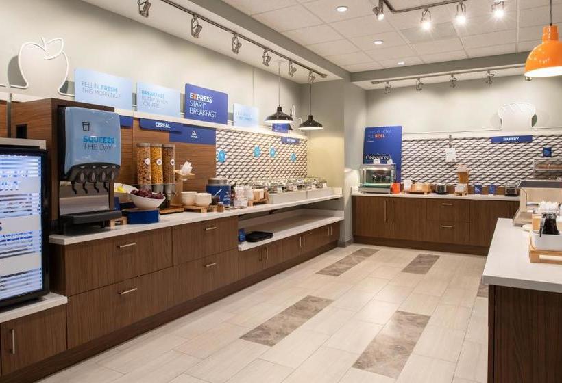 Отель Holiday Inn Express & Suites Camas, An Ihg