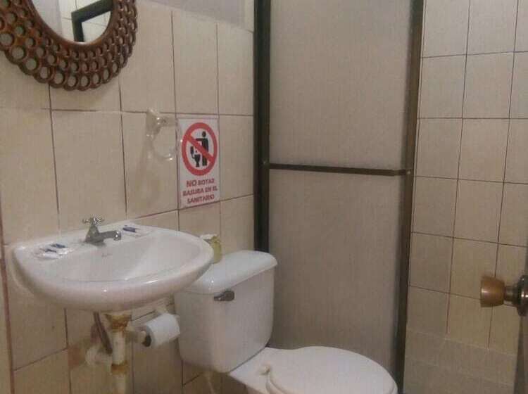 هتل Hostal Los Mantas