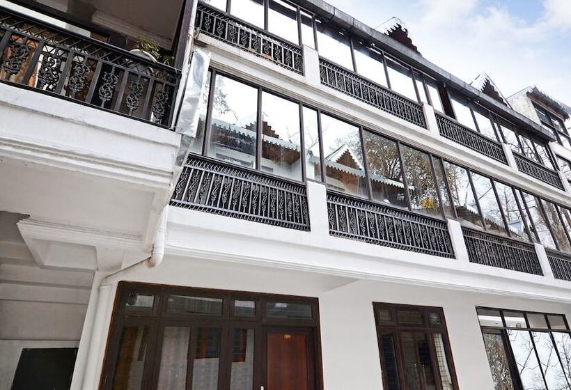 בית מלון כפרי Treebo Trip Lorent Manor Annex