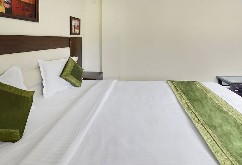 בית מלון כפרי Treebo Trip Lorent Manor Annex