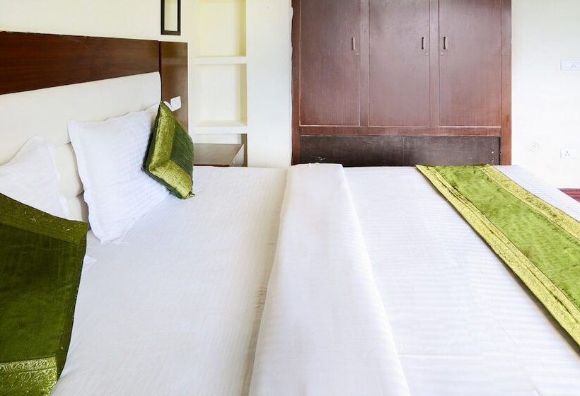 בית מלון כפרי Treebo Trip Lorent Manor Annex