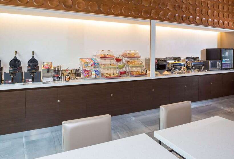 هتل Wingate By Wyndham Miami Airport