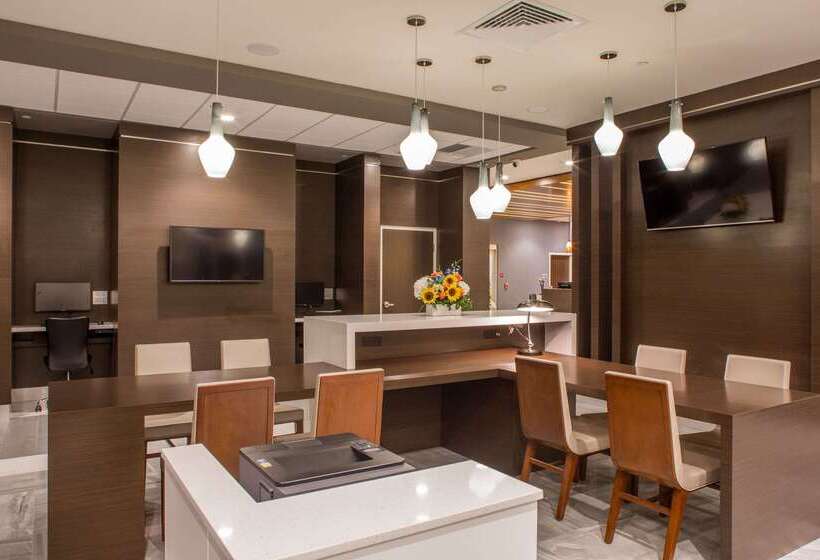 هتل Wingate By Wyndham Miami Airport