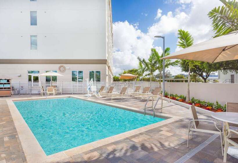 هتل Wingate By Wyndham Miami Airport