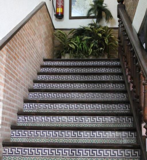 הוסטל Hostal Don Lucas