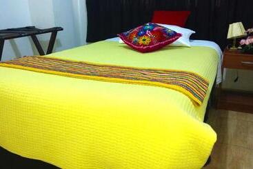 هتل Hostal Mica