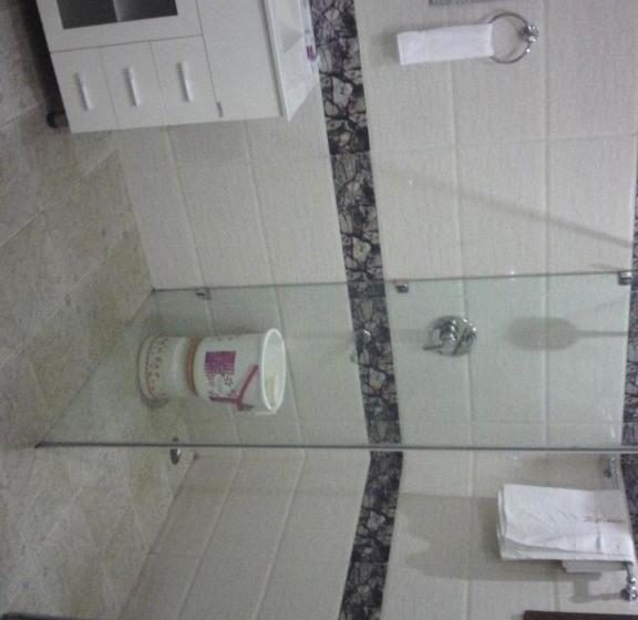 هتل Paras Residency