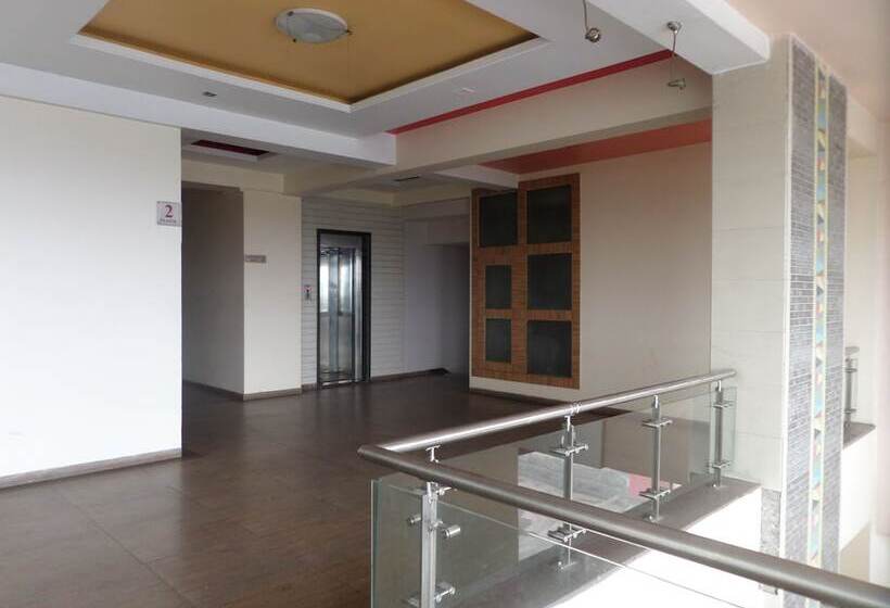 ホテル Neelam Executive