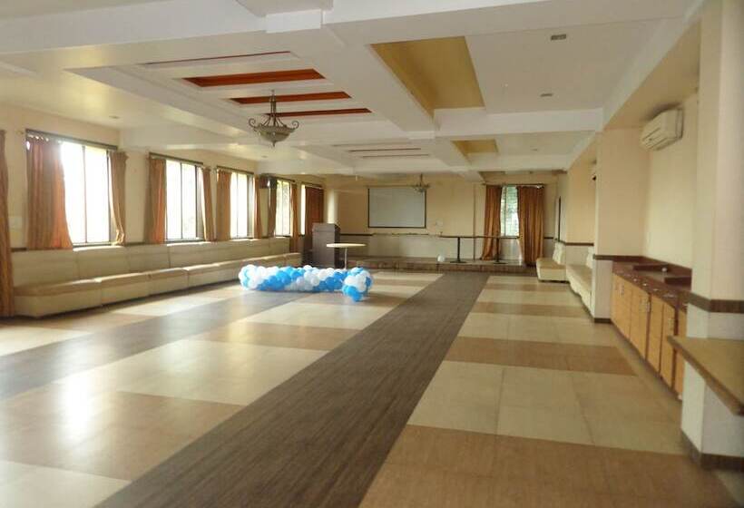 ホテル Neelam Executive