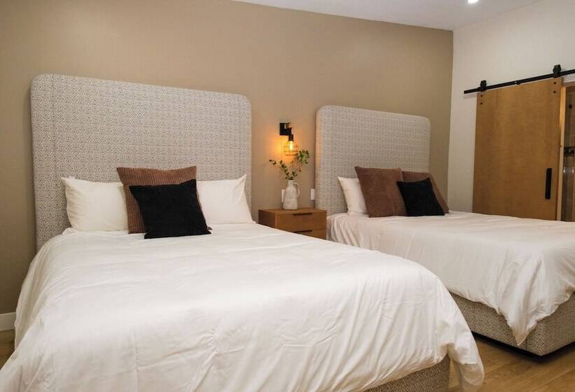 הוסטל Adobe Inn
