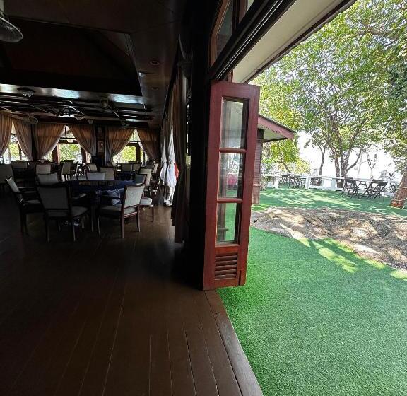 Shari La Perhentian Island Resort