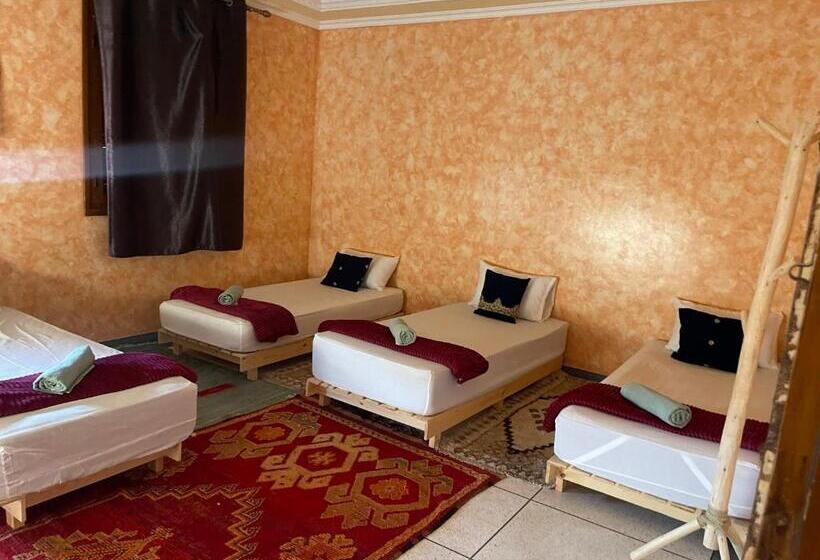 هاستل Wavehouse