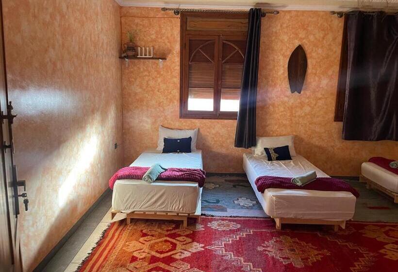 هاستل Wavehouse