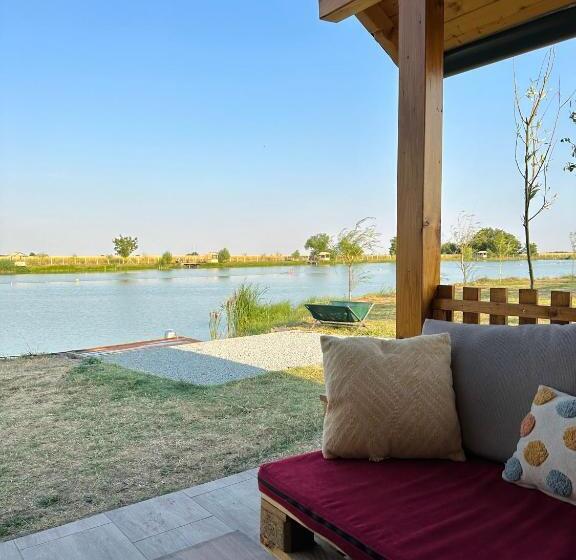 تختخواب و صبحانه Golden Carp Lake