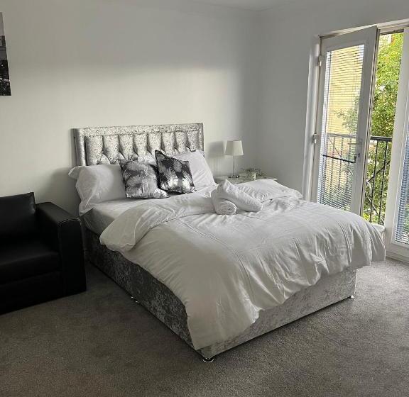 تختخواب و صبحانه Elegant 3 Bedroom Apt With En Suite And Shared Amenities With Free Wi Fi