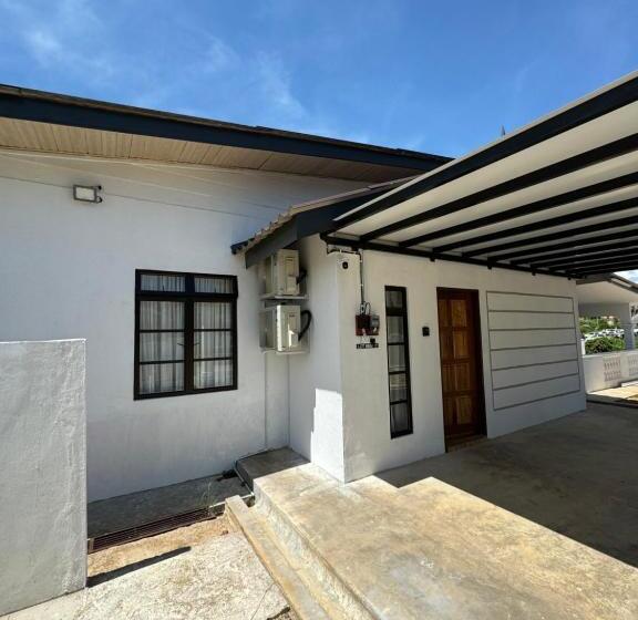 بنسيون Rumah Jambu Manis Netflix,free Wifi, 3 Minutes To Kuala Berang