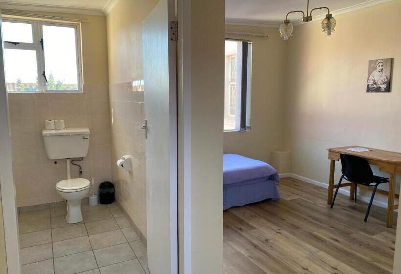 پانسیون St Luke S Retreat Centre And Guest House