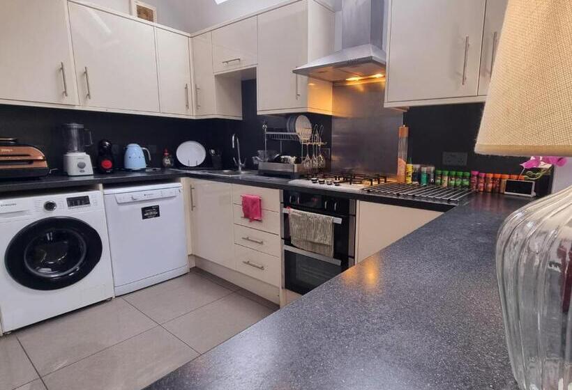 Пансион Big Double Room, 20 Mins To London