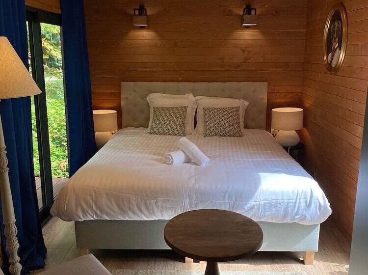 Отель Les Lodges De Vaugrigneuse