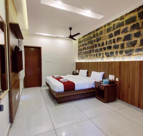 استراحتگاه 100 Oaks Estate