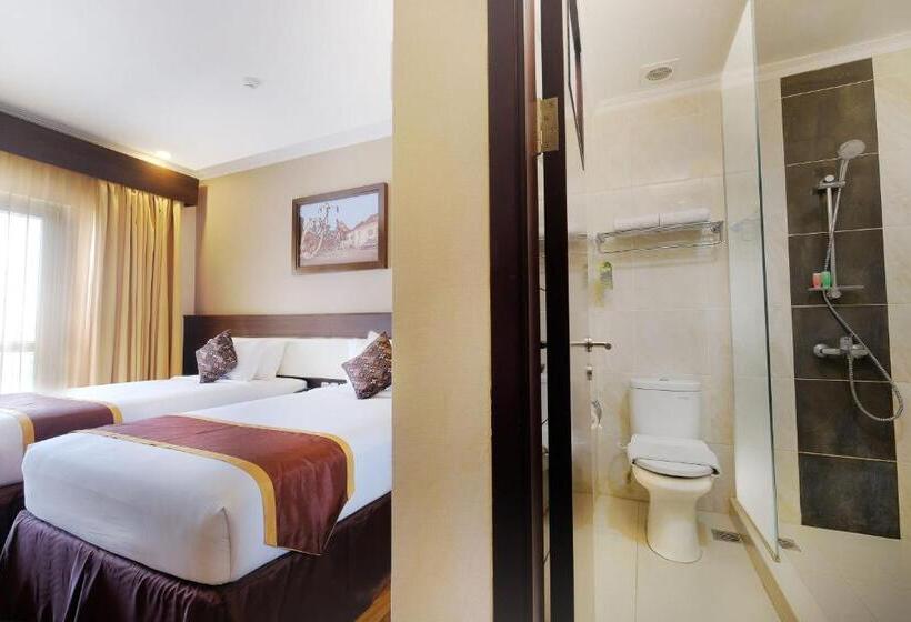 Отель Royal Darmo Malioboro