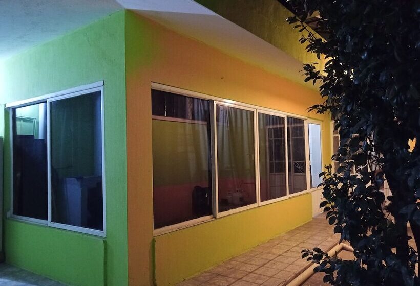 هتل Hostel Paricutín