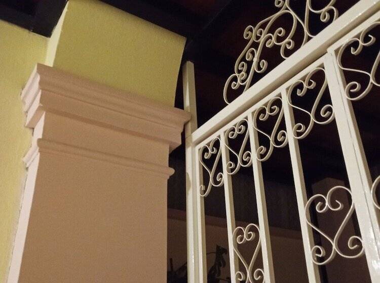 هتل Hostel Paricutín
