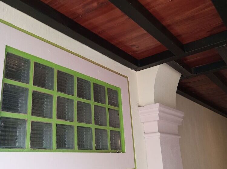 هتل Hostel Paricutín