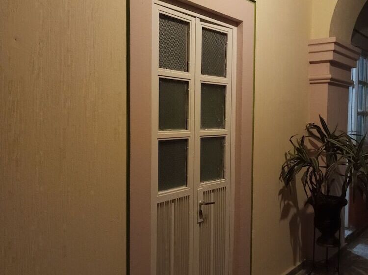 هتل Hostel Paricutín
