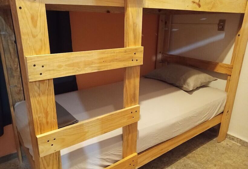 هتل Hostel Paricutín