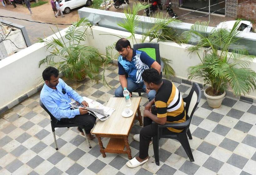 ホテル Kausalya Inn