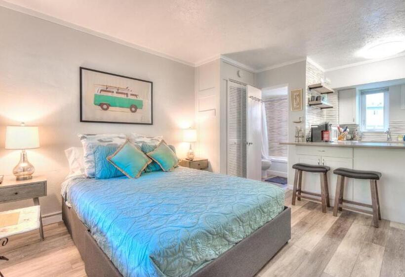 Tropic Terrace Suite #15   Beachfront Resort