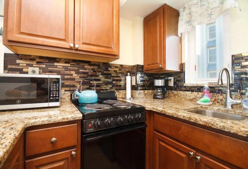 Tropic Terrace Suite #31   Beachfront Resort