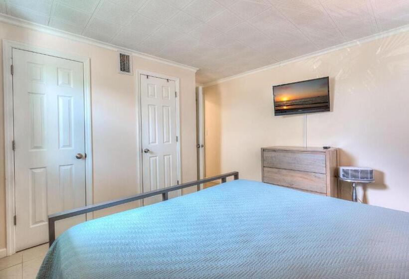 Tropic Terrace Suite #40   Beachfront Resort